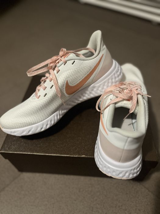 Vand adidasi nike damă! Sunt noi! Marimea 39