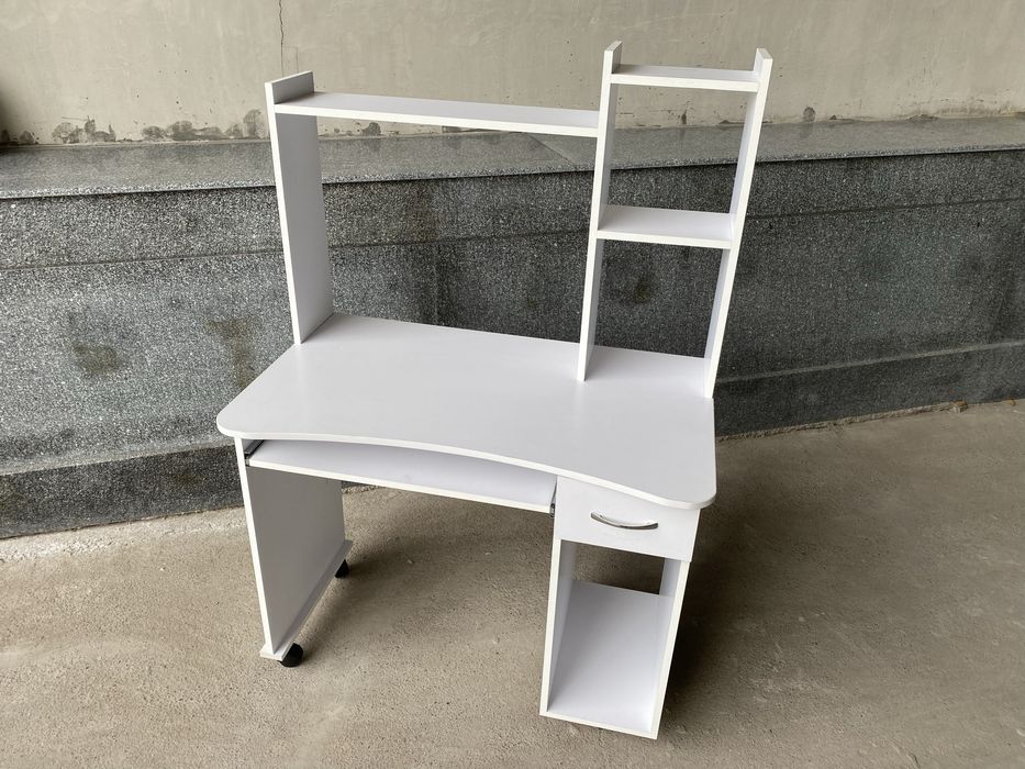 Компьютерный стол (на колесах) 750.000