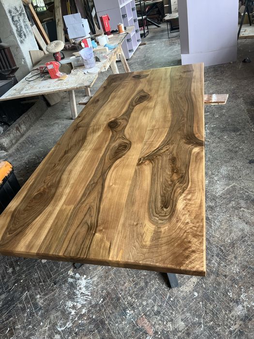 Уникална трапезна маса от орех с естествени криви ръбове