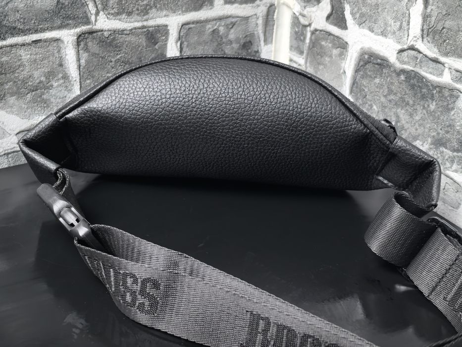 Hugo Boss чанта тип банан