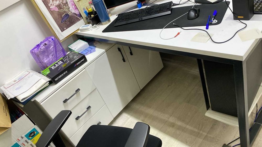 Компьютерный стол и шкафы