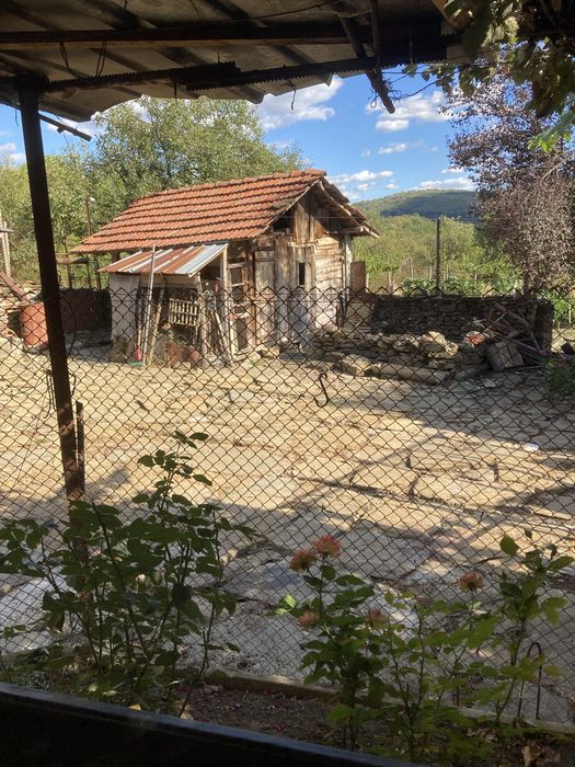 Къща с двор и геран