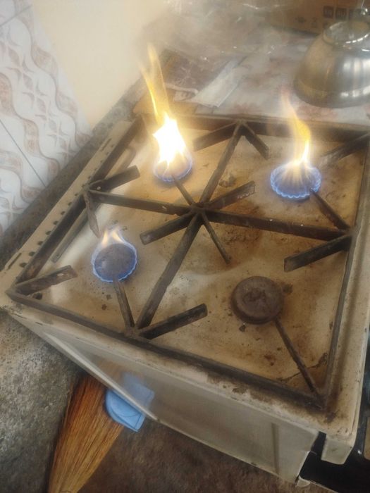 Gaz Plitasi sotiladi Xamma jihozi ishlaydi