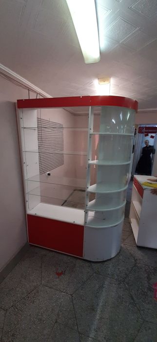Ветрина для продажи косметики