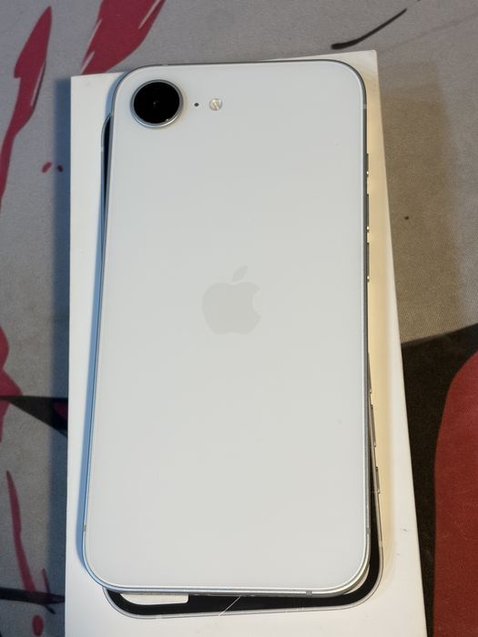 iPhone 16e 128 white