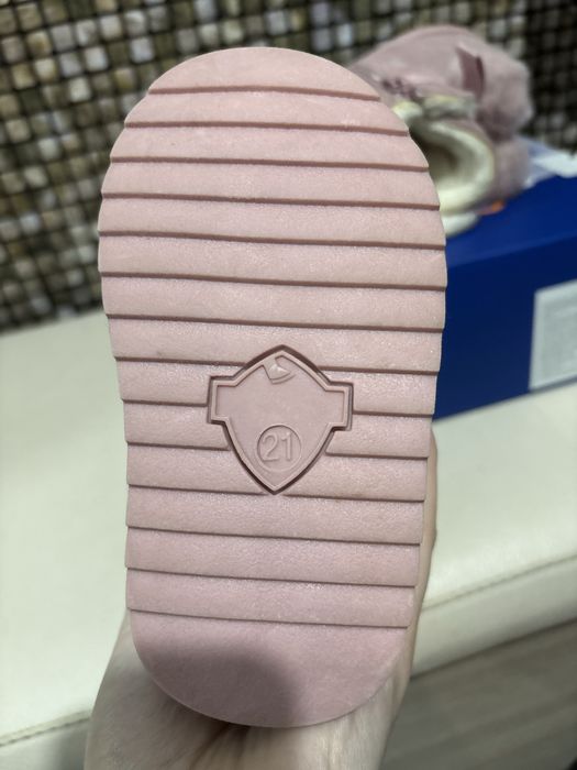 Продаю детскую обувь (угги)