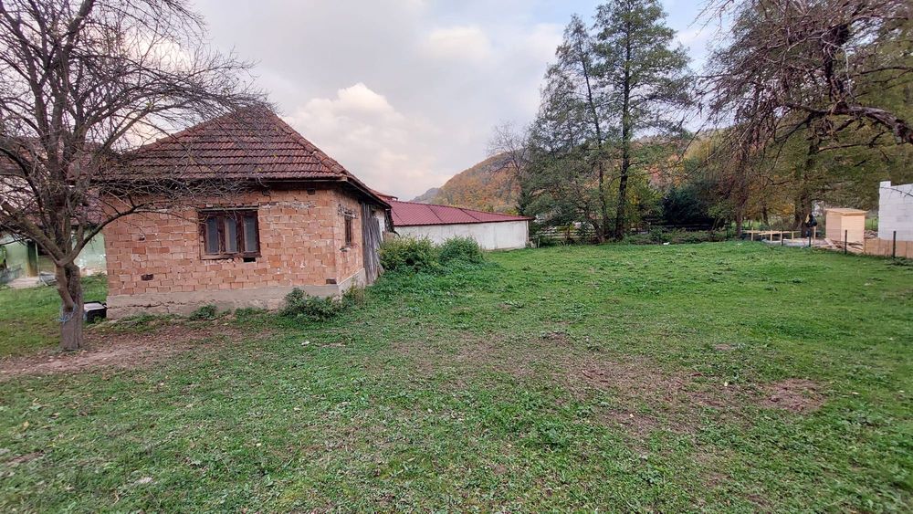 Casa veche + teren- zona superba BRATCA