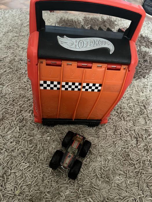 Хот вилс все оригинал с чемоданом