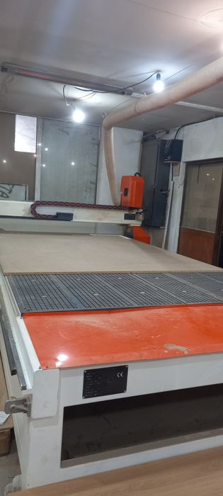 CNC фреза със серво двигатели и вакуум маса