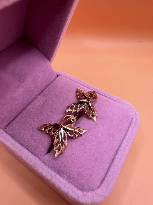 Продам золотые серьги.