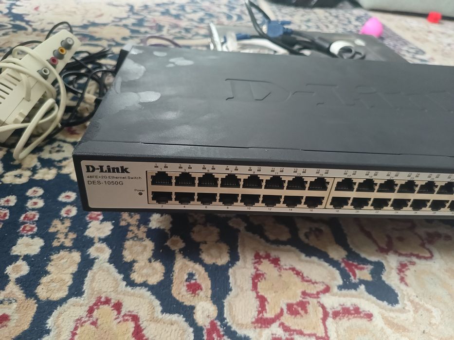Это сетевой коммутатор (свитч) D-Link DES-1050G.