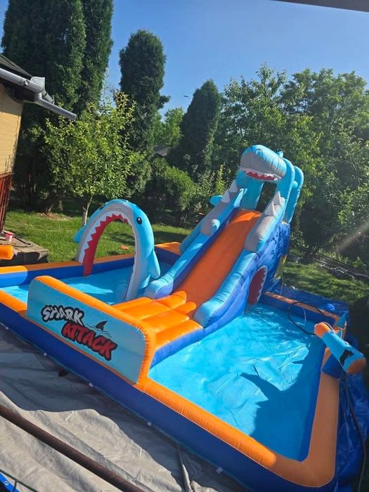 Vând tobogan gonflabil/ piscina gonflabila rechin. Toboganul a fost cumpărat in vara anului trecut si a fost folosit doar o singura data. Se poate f