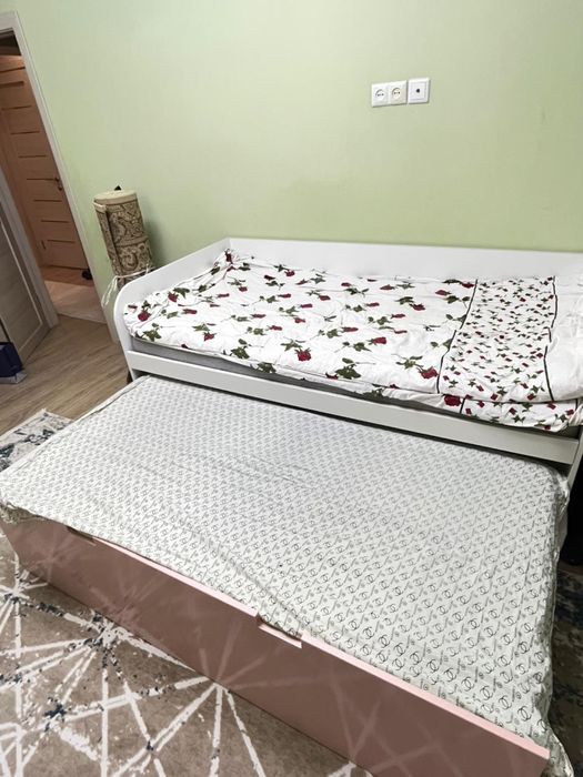 Кровать, тумбочки