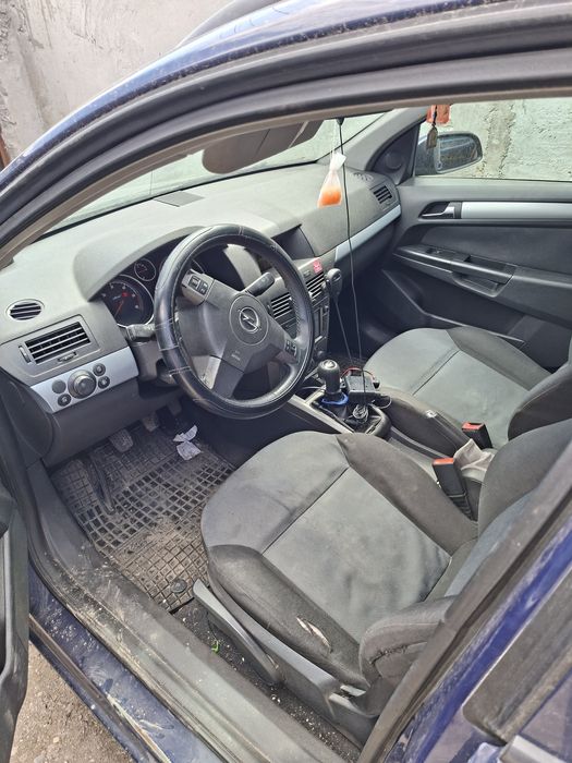 Dezmembrez Opel astra h