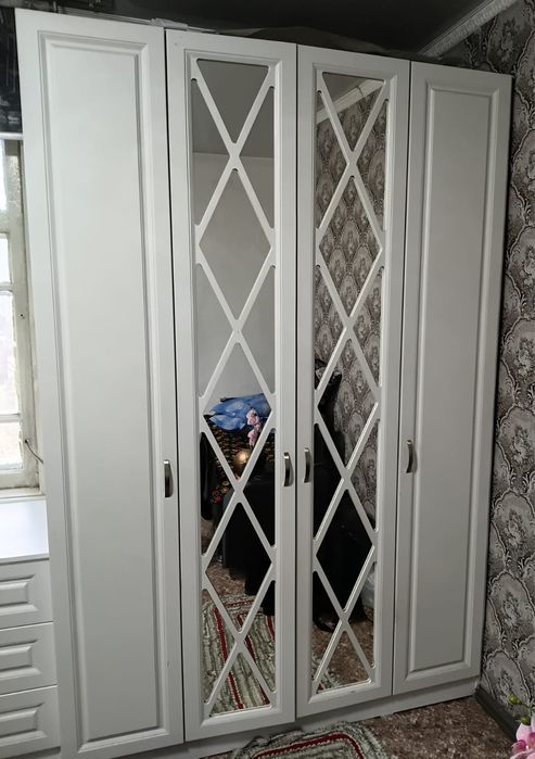 Срочно продам шкаф стенку и диван.