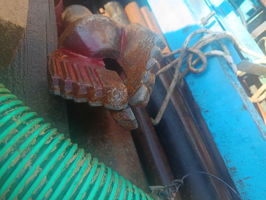 Сондажна машина за вода с камионче към нея