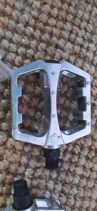 Чисто нови алуминиеви педали.