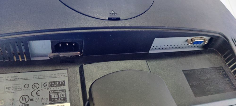 Монитор широкоформатный 19 дюймовый.