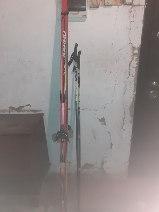 Продам лыжи лежат без надобности