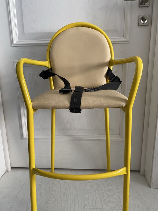 Детский стульчик. За общим столом.