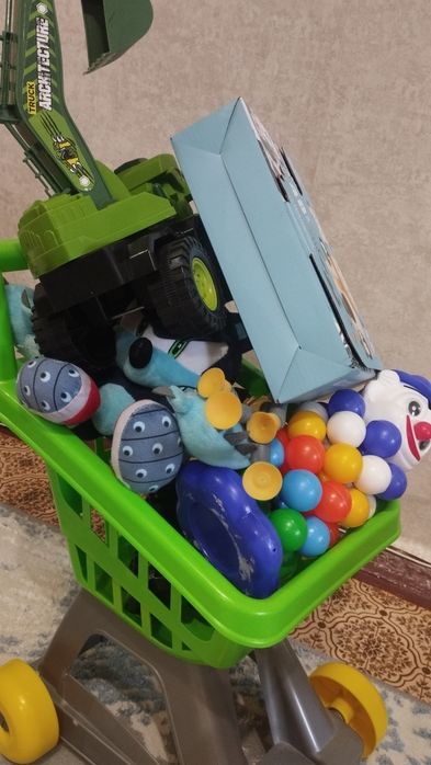 Продам тележку с игрушками