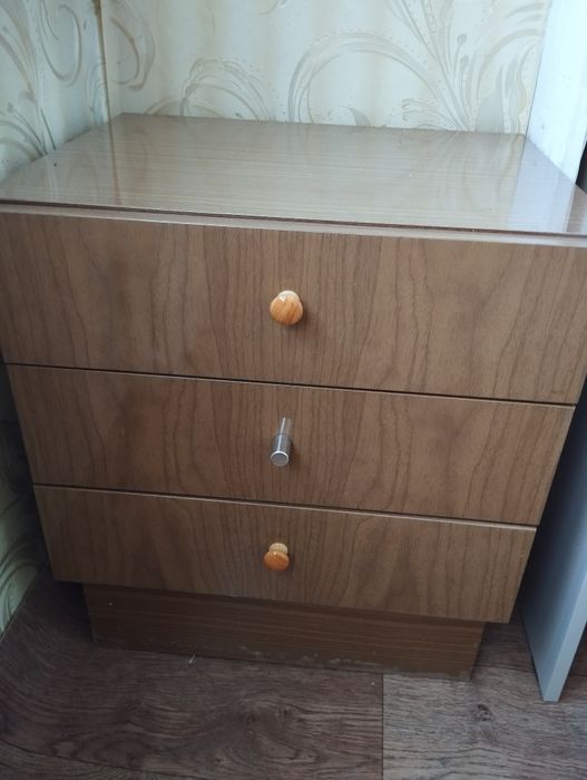 Продаю две тумбочки.