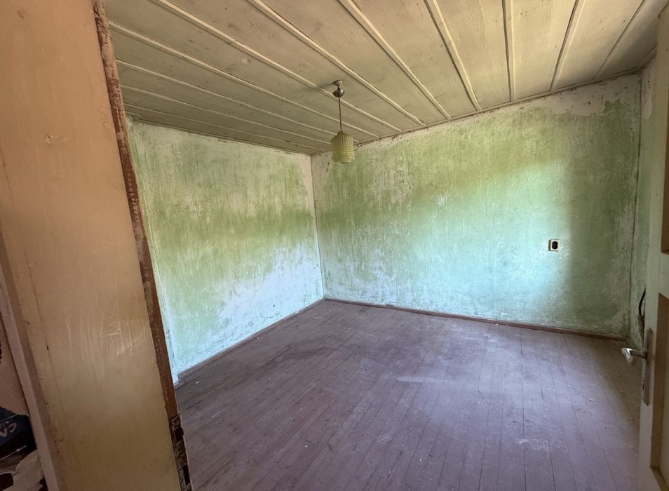 Къща с ремонтиран покрив