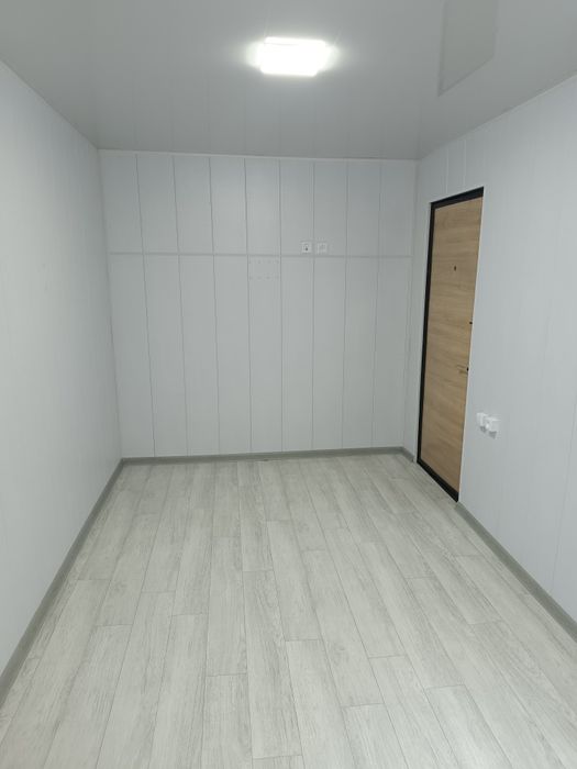 Domik qilingan konteyner.