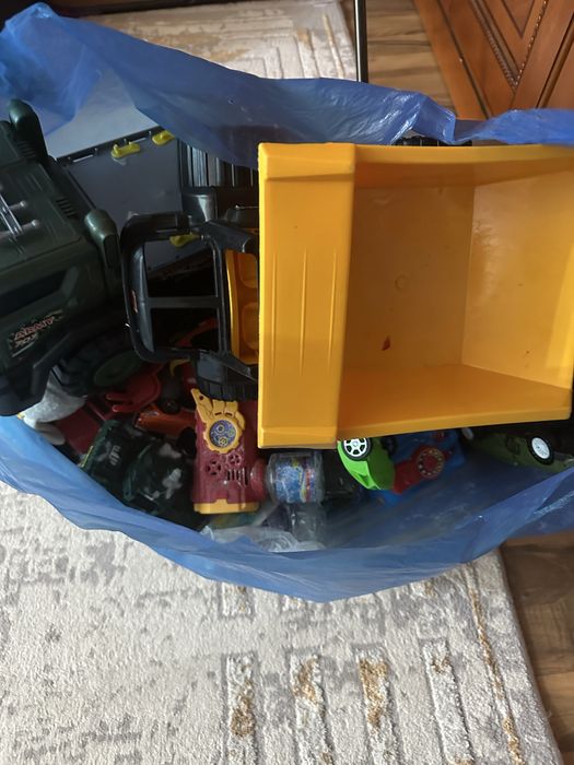 Отдам бесплатно игрушки целый пакет