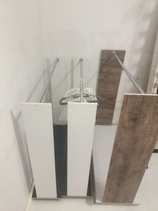 Шкафчики и  плательнач вешалка