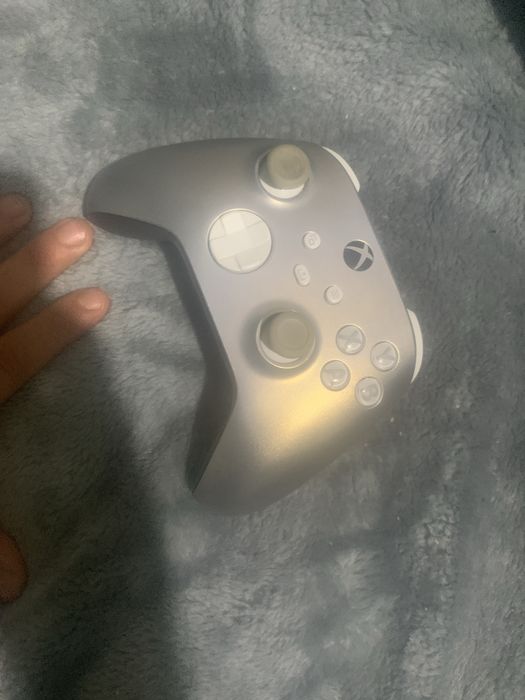 Vand xbox one,in stare impecabila cu 2 controllere originale,+ jocuri