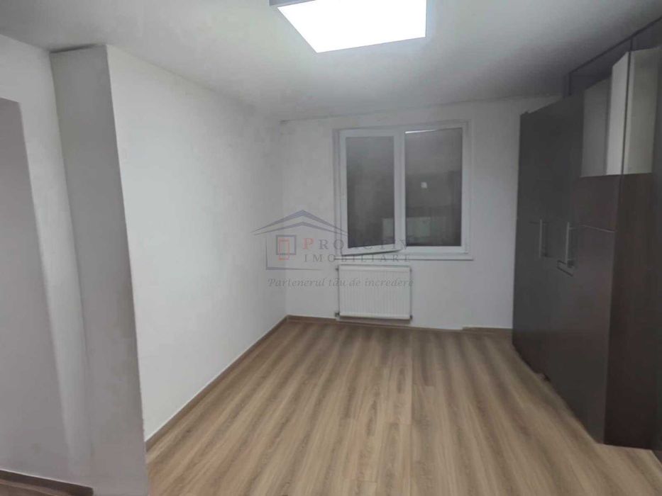 Persoana fizica vand apartament cu 2 camere si dependinte, 56mp, parter, vis a vis de magazinul general Bucuvina