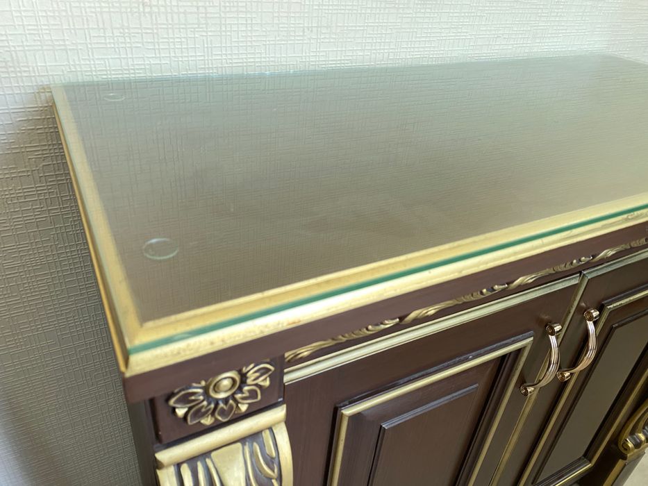 Шкаф для посуды золотистым покрытием