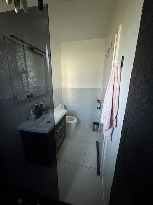 Casa de vânzare pe parter despărțită prin camera tehnica