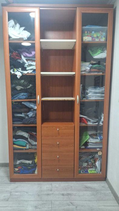 Dulap cu vitrine și sertare