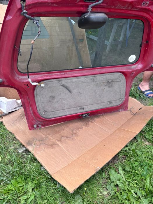 Продам заднюю дверь mazda demio