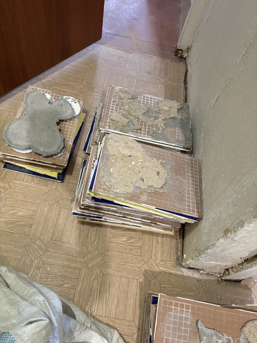 Отдам бесплатно кафель б/ у срочно