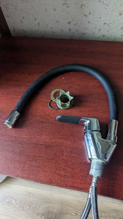 Смеситель для кухни CASELА с гибким шлангом,б/у,рабочий.