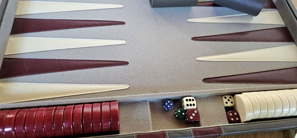 Vand table de joc stil geamantan