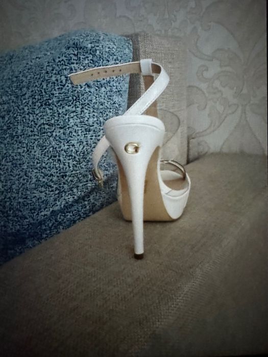 Продам новые босоножки Guess