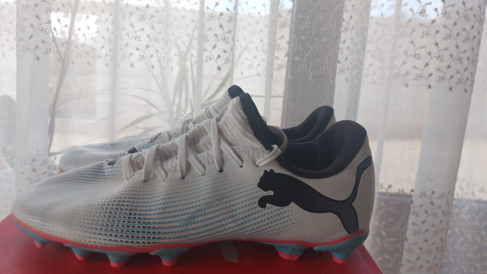 Vând 4 perechi ghete fotbal mărimea 37, puțin folositete