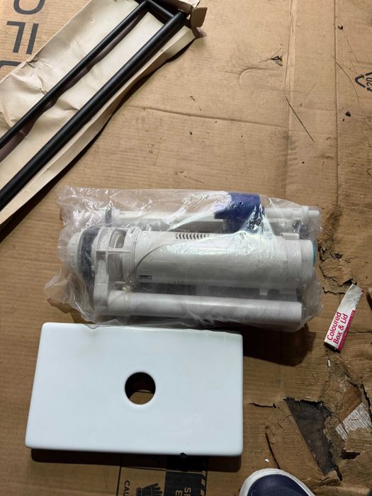 Керамично тоалетно казанче Darwin, бяло с фитинги