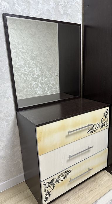 Продам Шкаф Прихожая и комод