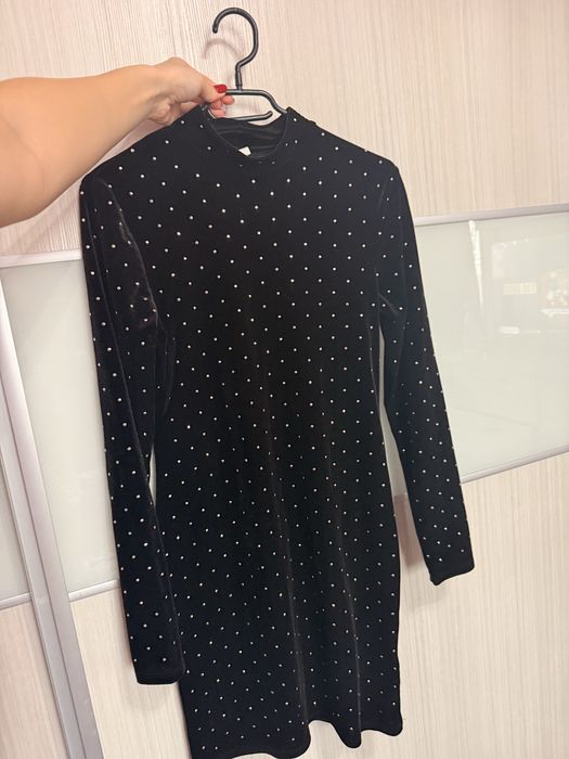 Черна кадифена рокля H&M с камъчета – размер S