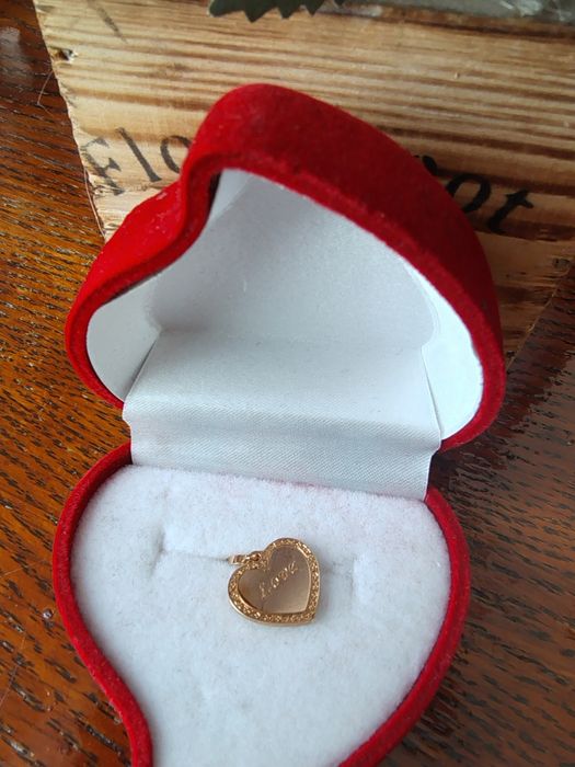 Елегантен златист медальон Сърце