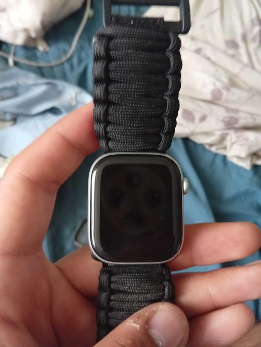 Продавам смарт часовник APPLE WATCH SERIES 11 46mm silver