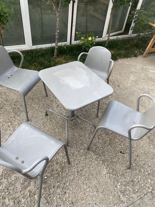 Scaune de aluminiu și mese