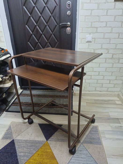 Компьютерный стол на роликах