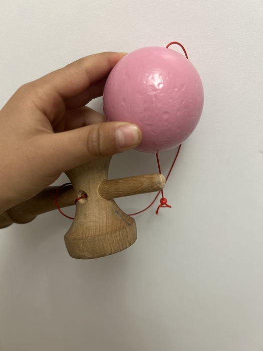 Kendama Usa.  Fara grip dar este buna