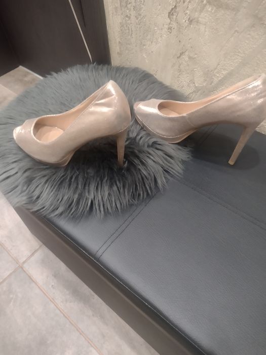 Дамски обувки на висок ток, златисти